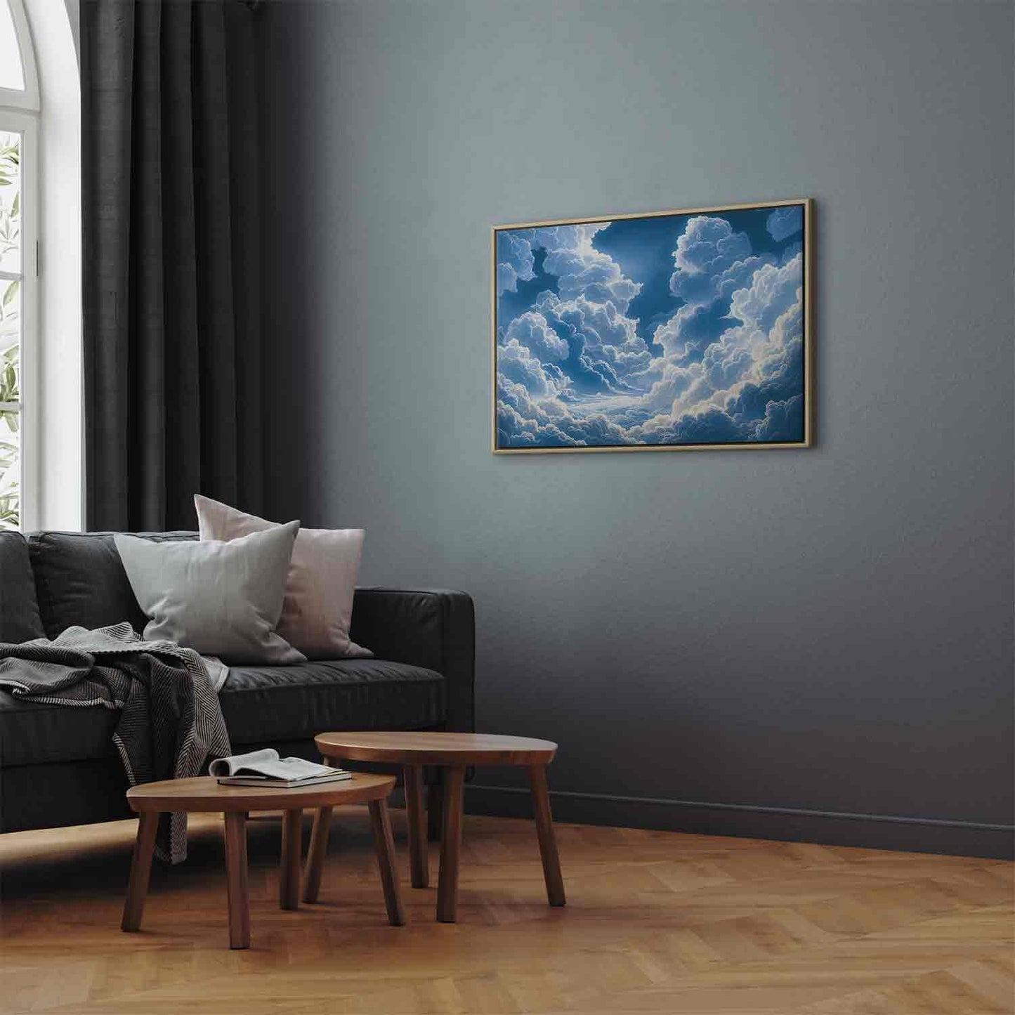 Blå himmel som bryter gjennom hvite, luftige skyer