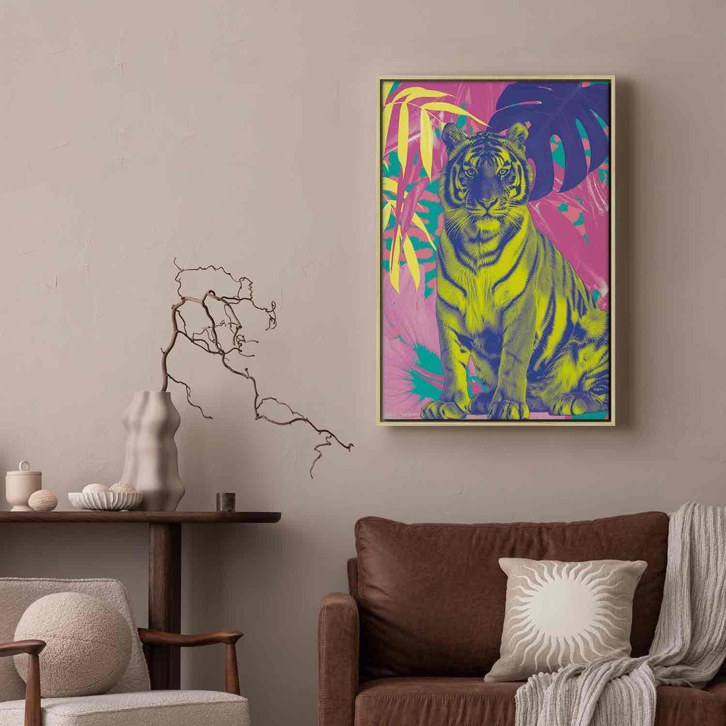 Fargerik tiger - Intense farger av en tiger omgitt av tropiske planter