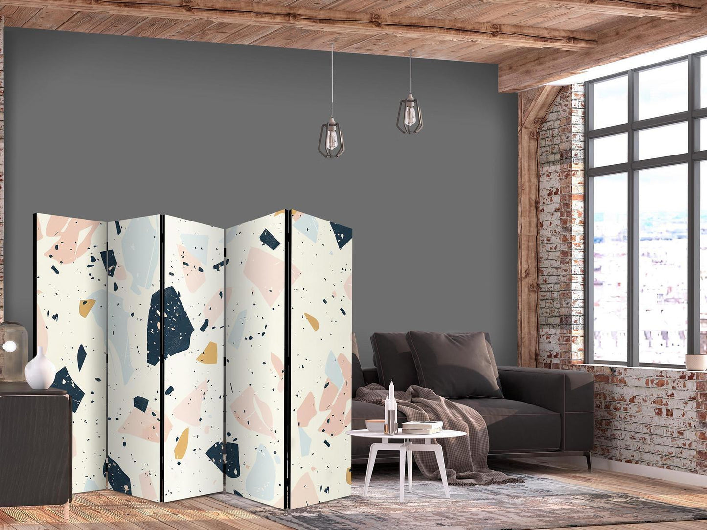 Terrazzo med store, skalerte steiner i duse farger