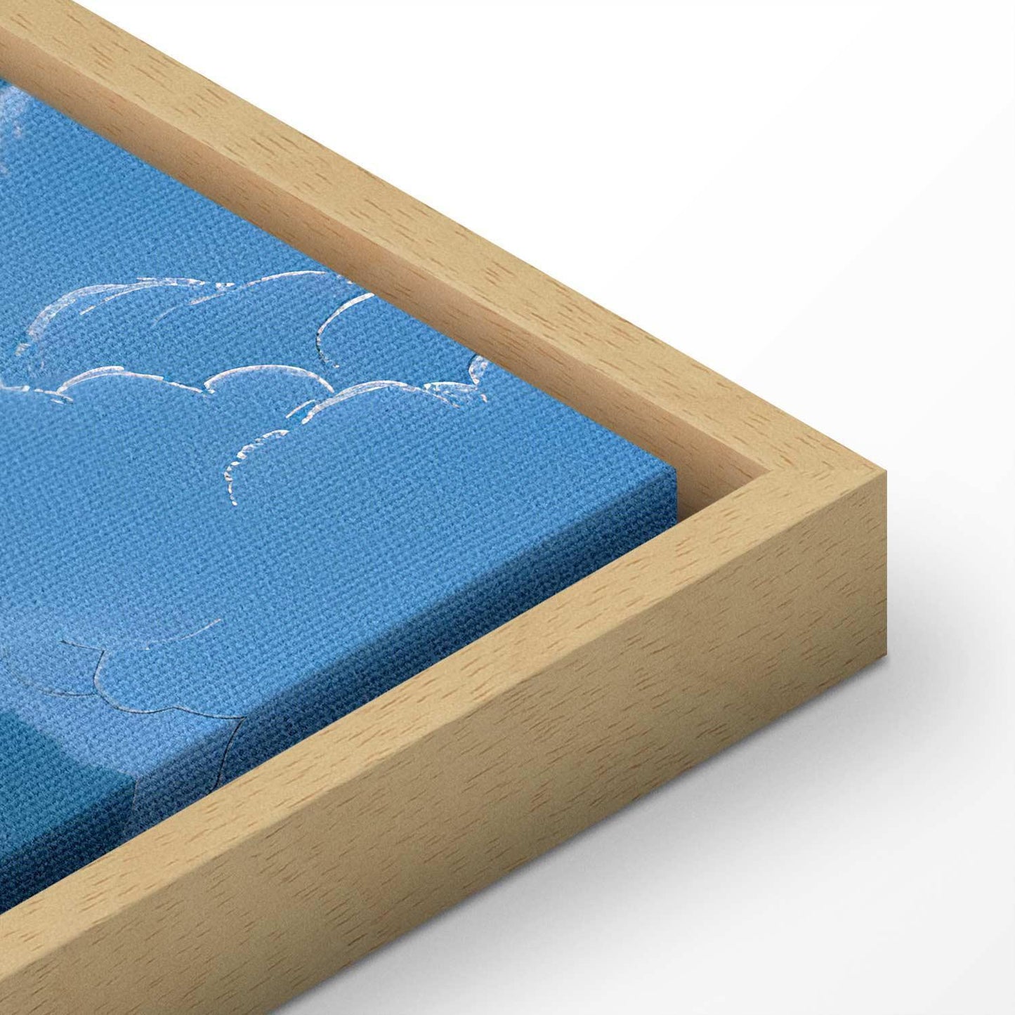 Blå himmel som bryter gjennom hvite, luftige skyer