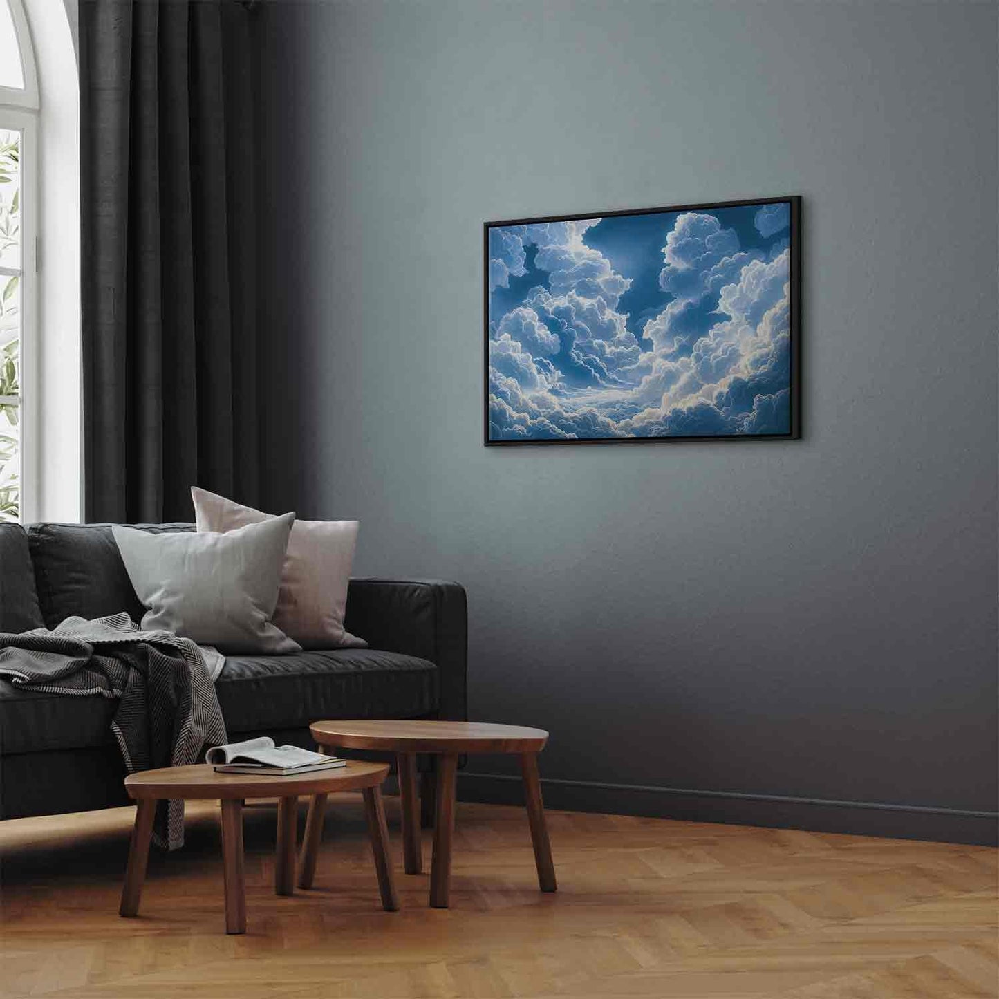 Blå himmel som bryter gjennom hvite, luftige skyer