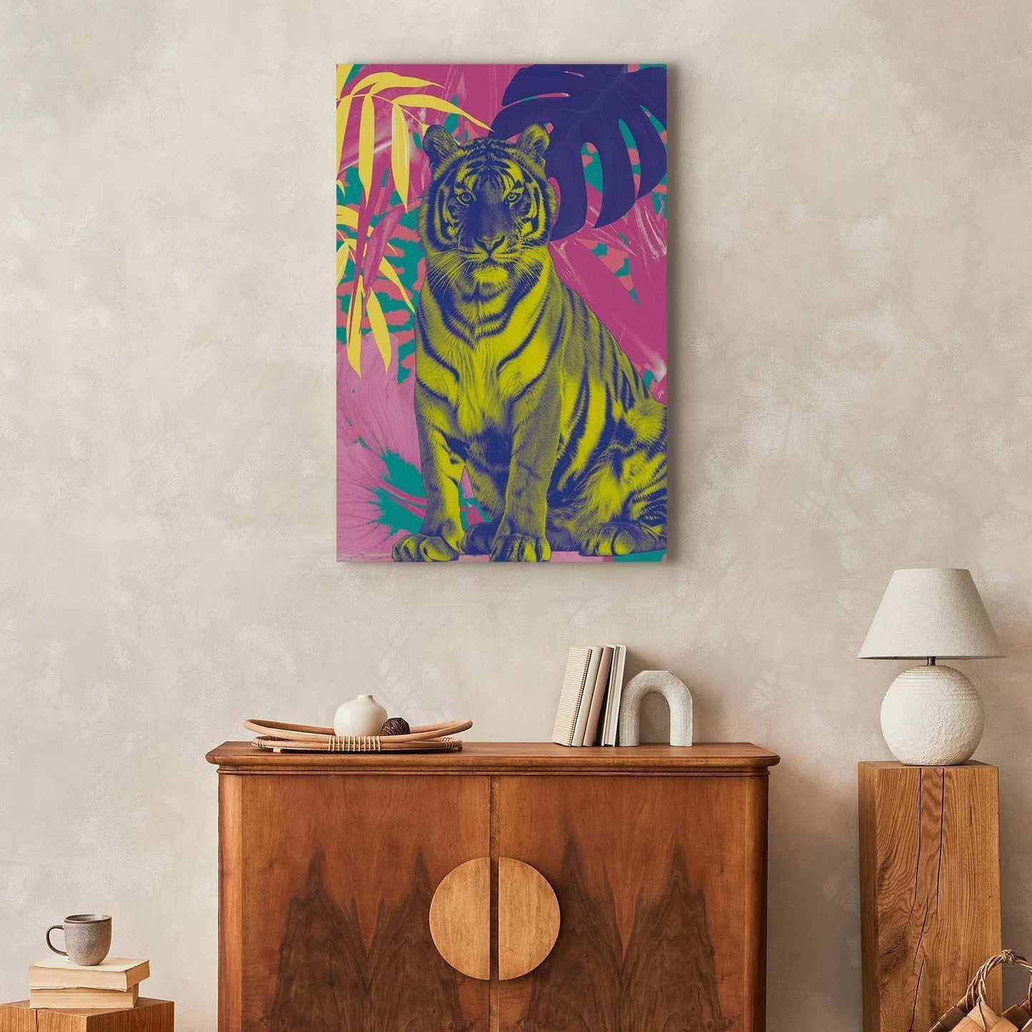 Fargerik tiger - Intense farger av en tiger omgitt av tropiske planter
