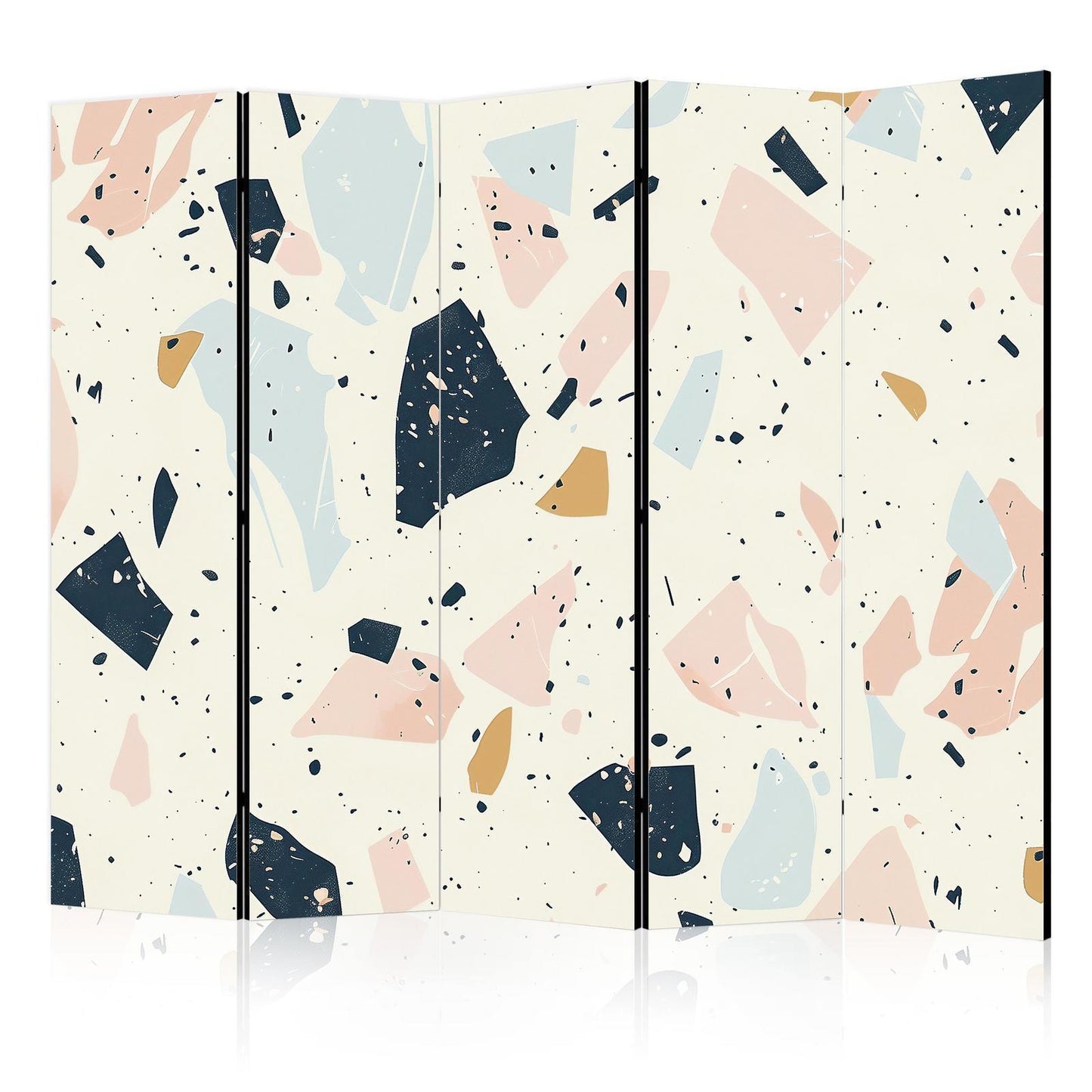 Terrazzo med store, skalerte steiner i duse farger