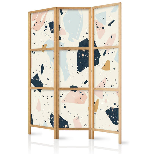 Terrazzo med store, skalerte steiner i dempede farger