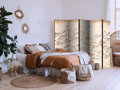 Skisse av en fiskestim - Skisser av ulike fiskearter som svømmer i en stim på beige bakgrunn i vintagestil