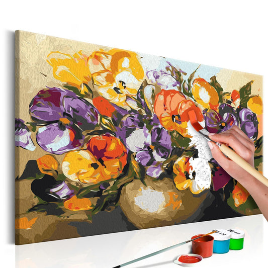 En vase med stemorsblomster