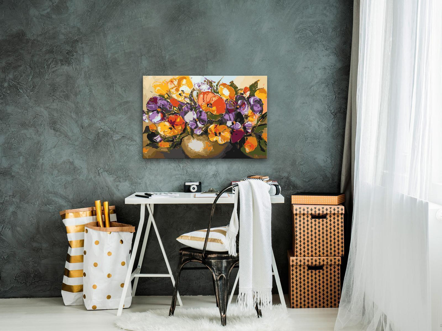 En vase med stemorsblomster