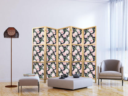 Peoner - Rosa blomster og grønne blader på en grafittfarget bakgrunn