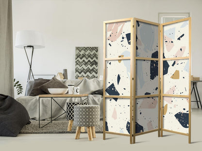 Terrazzo med store, skalerte steiner i dempede farger
