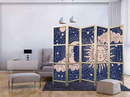 Kosmisk harmoni - Illustrasjon av solen og månen på en marineblå bakgrunn