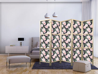 Peoner - Rosa blomster og grønne blader på en grafittfarget bakgrunn