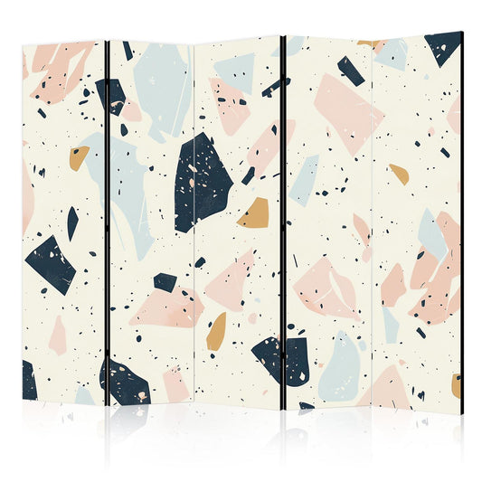 Terrazzo med store, skalerte steiner i duse farger